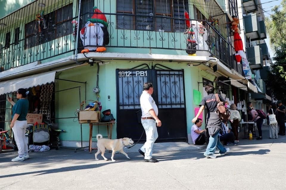 Vecinos acudieron al albergue canino en donde personal de la Fiscalía General de Justicia aseguró ayer 30 perros, 30 palomas y 15 gatos.