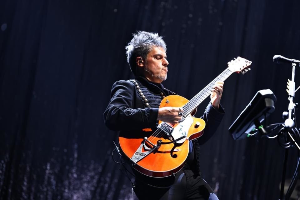 Como broche de oro, Los Tres hicieron una breve versión de 'La Nave del Olvido', tema que interpretaba José José.