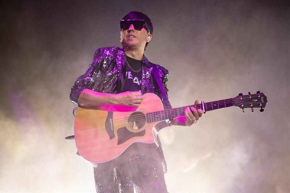 La presentación arrancó entre luces rosas al ritmo de 'Me Pregunto', que pusieron a cantar a los presentes al ritmo de los instrumentos de Édgar Huerta y Ricardo Arreola, quienes completan el grupo.