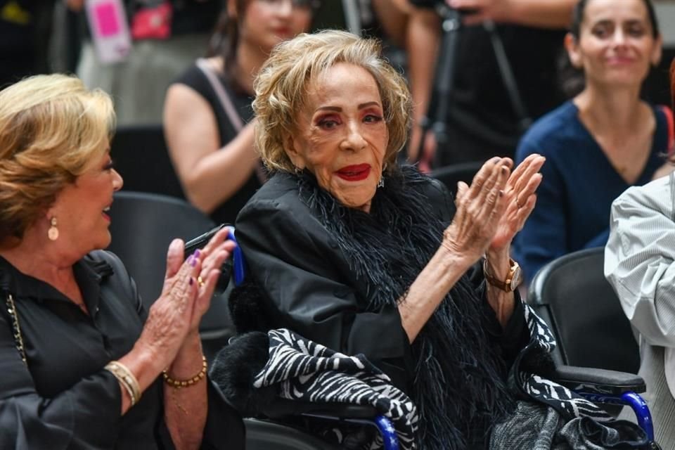 Hijos y nietos de Silvia Pinal se reunieron en el hospital donde se encuentra internada, ante rumores de que su estado de salud se ha agravado.