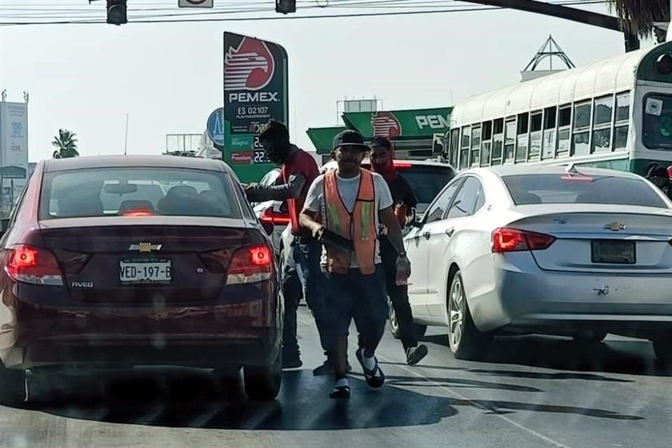 Grupos de limpiavidrios sorprenden a los automovilistas en el semáforo de entrada a la Colonia Villa Florida, por la carretera a Monterrey.