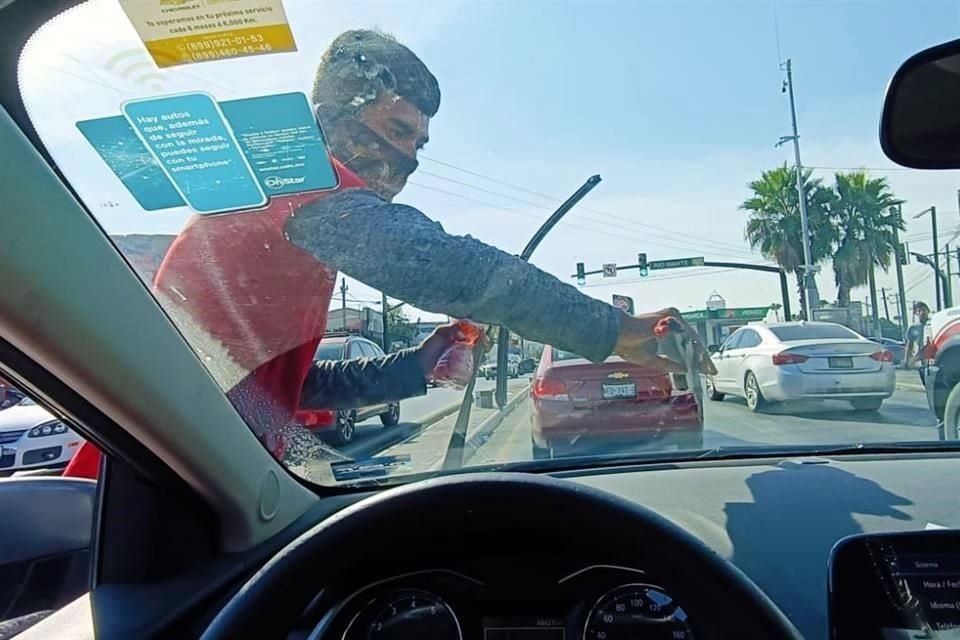 Cerca del Puente Reynosa-Hidalgo, los automovilistas tienen que sortear a jóvenes que buscan limpiar el parabrisas.