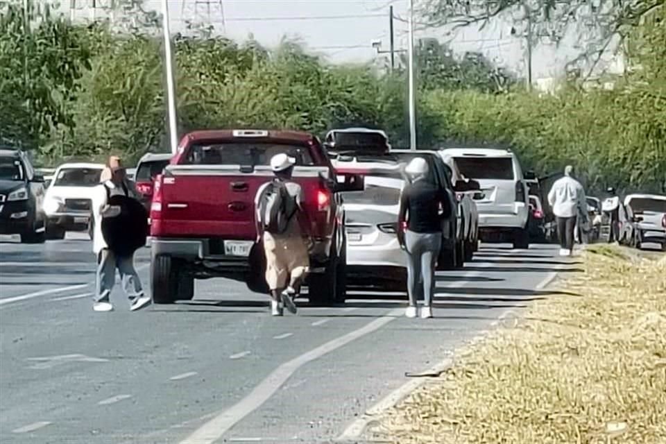 En medio de las largas filas para cruzar la frontera, algunos hombres ofrecen a los conductores 'brincarlos' de lugar a cambio de 500 pesos.