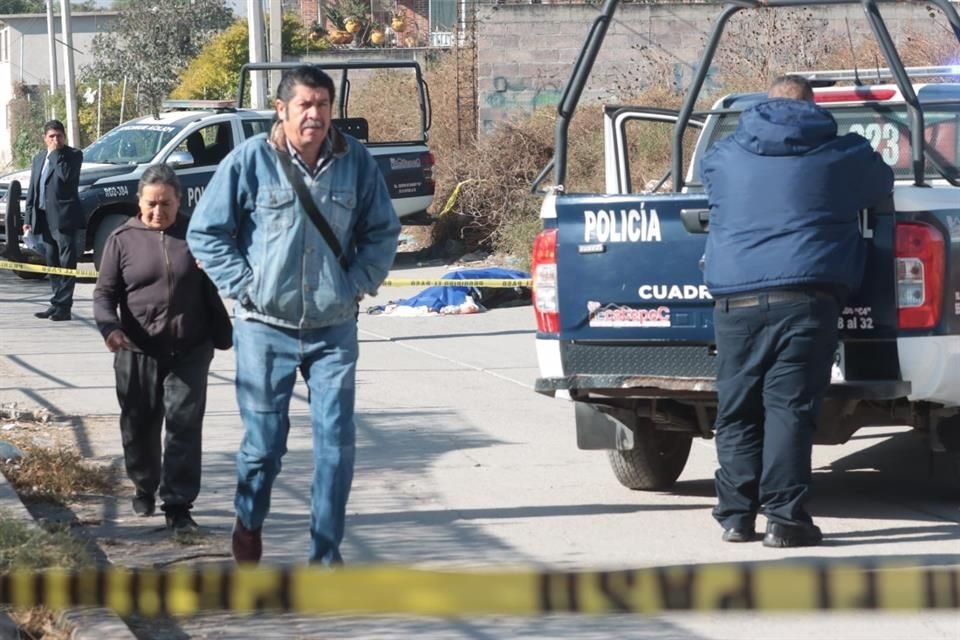 Según reportes preliminares, tenía las manos atadas, sólo vestía ropa interior y presentaba una herida de bala en la cabeza.