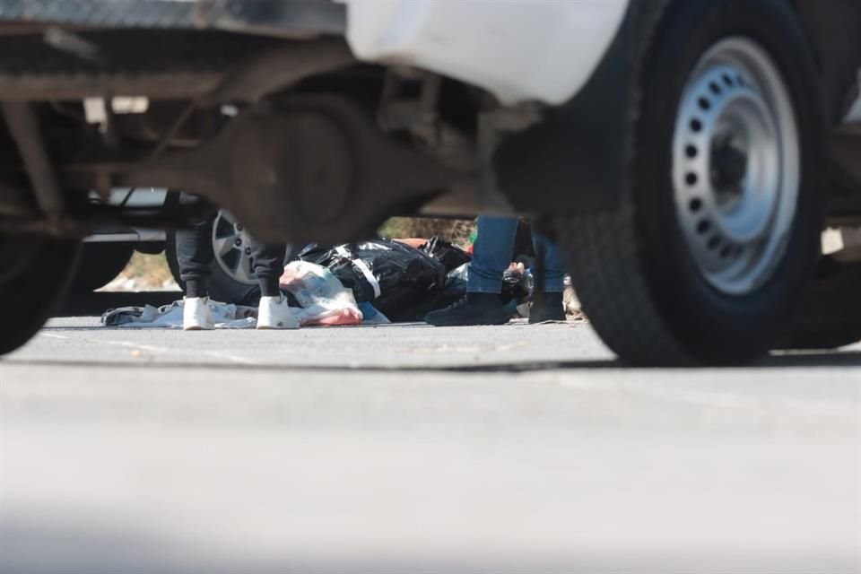 Policías municipales y paramédicos acudieron minutos después, pero sólo confirmaron el homicidio.