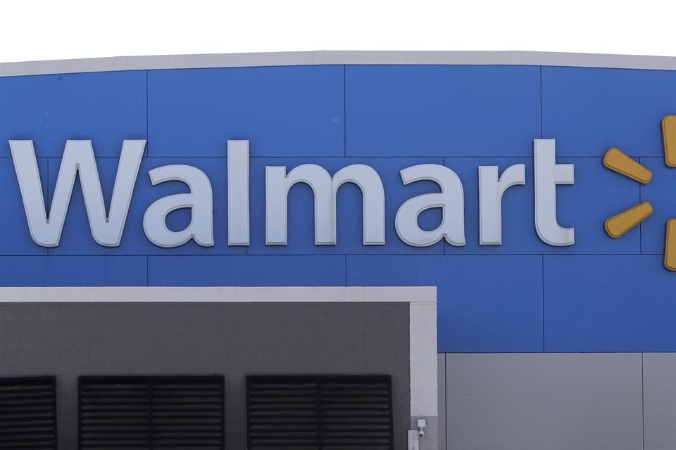 Un logotipo de Walmart se muestra fuera de una tienda, en Walpole, Massachusetts, el 3 de septiembre de 2019.