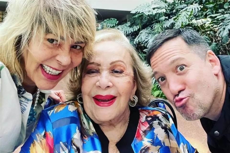 Un sacerdote, presuntamente, acudió al hospital en el sur de la Ciudad de México para administrar los santos óleos a la 'Última Diva del Cine Mexicano'.
