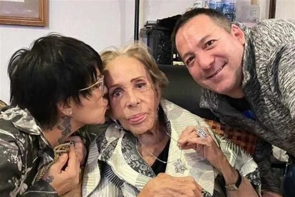 Ayer por la noche, varios miembros cercanos de la familia, incluidos sus hijas Sylvia Pasquel y Alejandra Guzmán, llegaron al hospital.