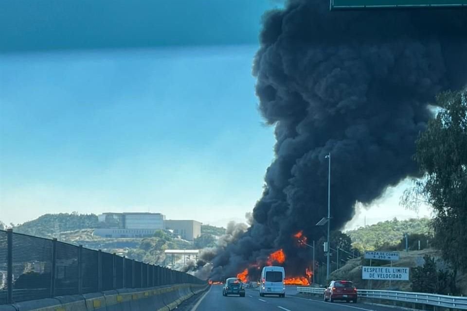 El vehículo volcó en el kilómetro 13, a la altura del centro comercial Galerías Atizapán, y eso provocó el fuego.  