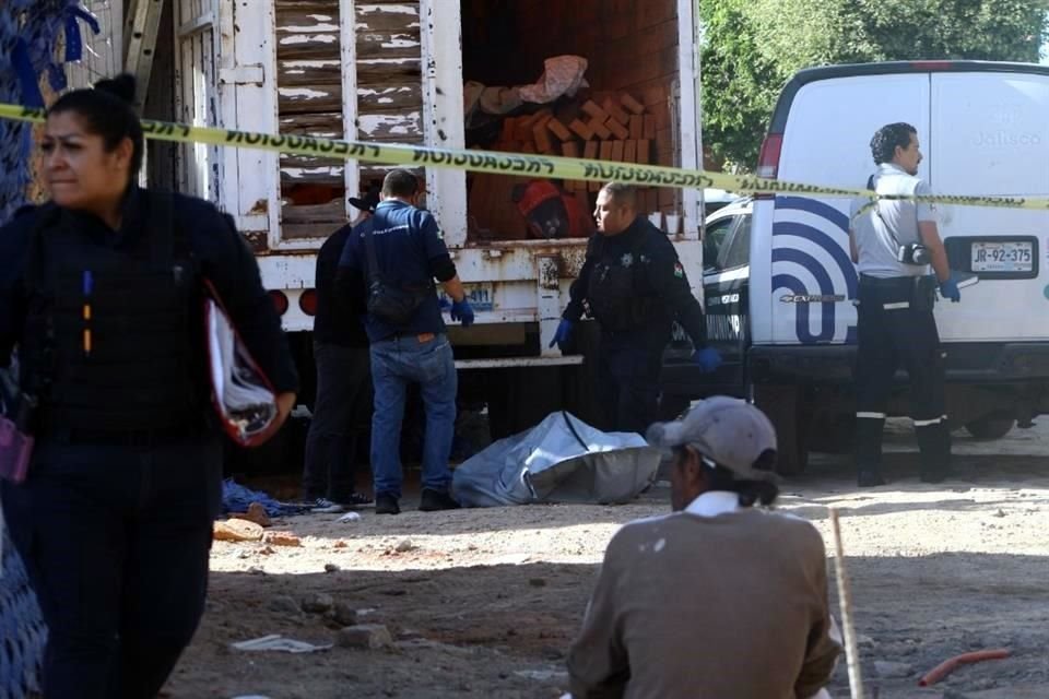 Un hombre que descargaba ladrillos de un camión perdió la vida luego de que el material que transportaba lo aplastara.