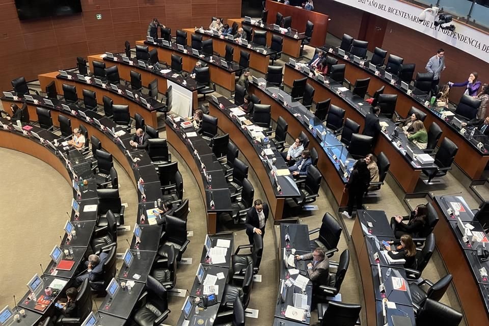 El pleno del Senado aprobó el dictamen que extingue siete organismos autónomos y otorga funciones a Secretarías de Estado.