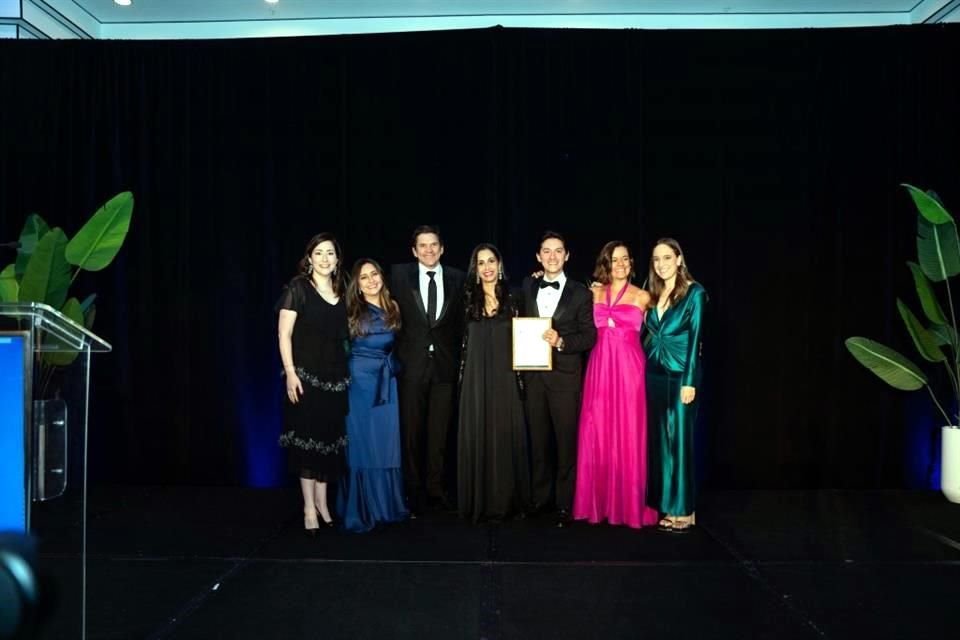 Mónica Tantaleán con el equipo de Latin America Law Firm of the Year: Brigard Urrutia (Colombia).