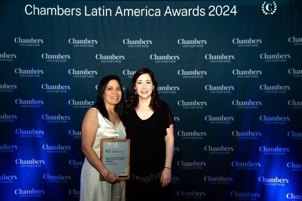 Mónica Tantaleán acompaña a DEI Outstanding Contribution - Winner: Giovanna García Saavedra, de Payet, Rey, Cauvi, Pérez Abogados (Perú).