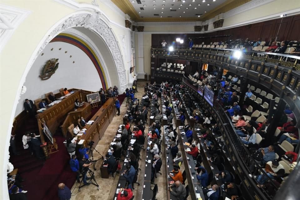 El Parlamento de Venezuela aprobó una ley que castiga con hasta 30 años de cárcel el respaldo a sanciones internacionales.