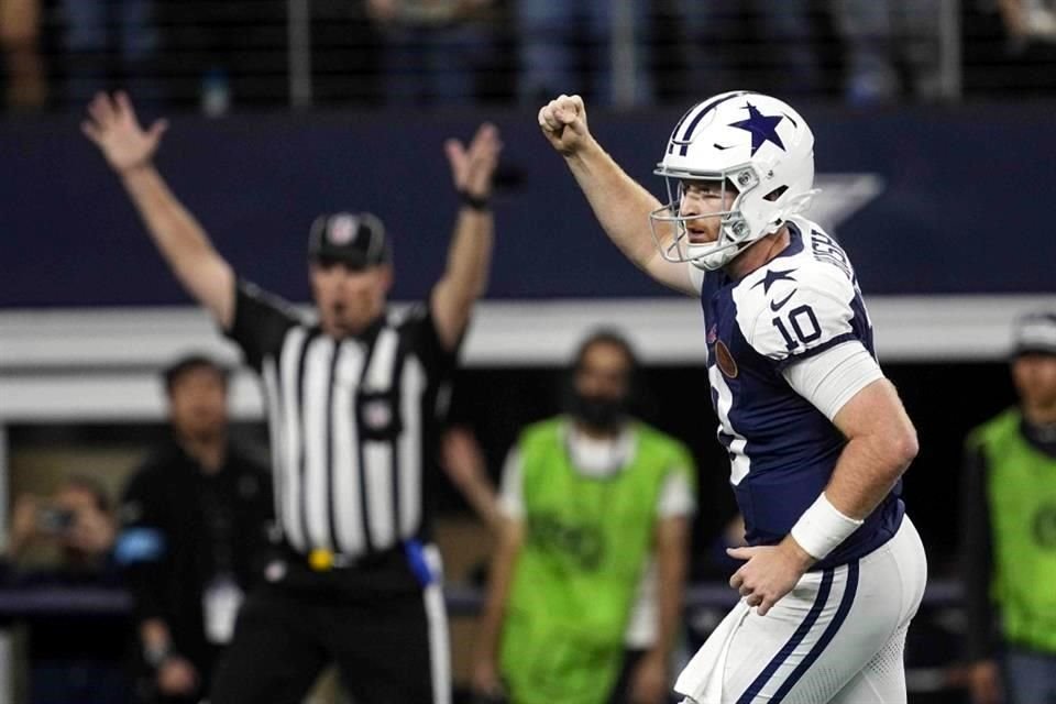 Cooper Rush celebra una de las anotaciones de los Cowboys.