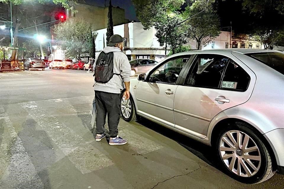 Con botes y cintas se delimitan los espacios que son ofrecidos para estacionar vehículos en calles de la Colonia Juárez.