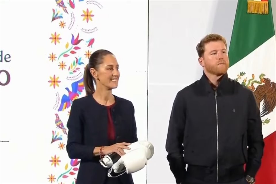 La Presidenta Claudia Sheinbaum recibió unos guantes blancos de boxeo durante la aparición del boxeador Saúl 'Canelo' Álvarez. 