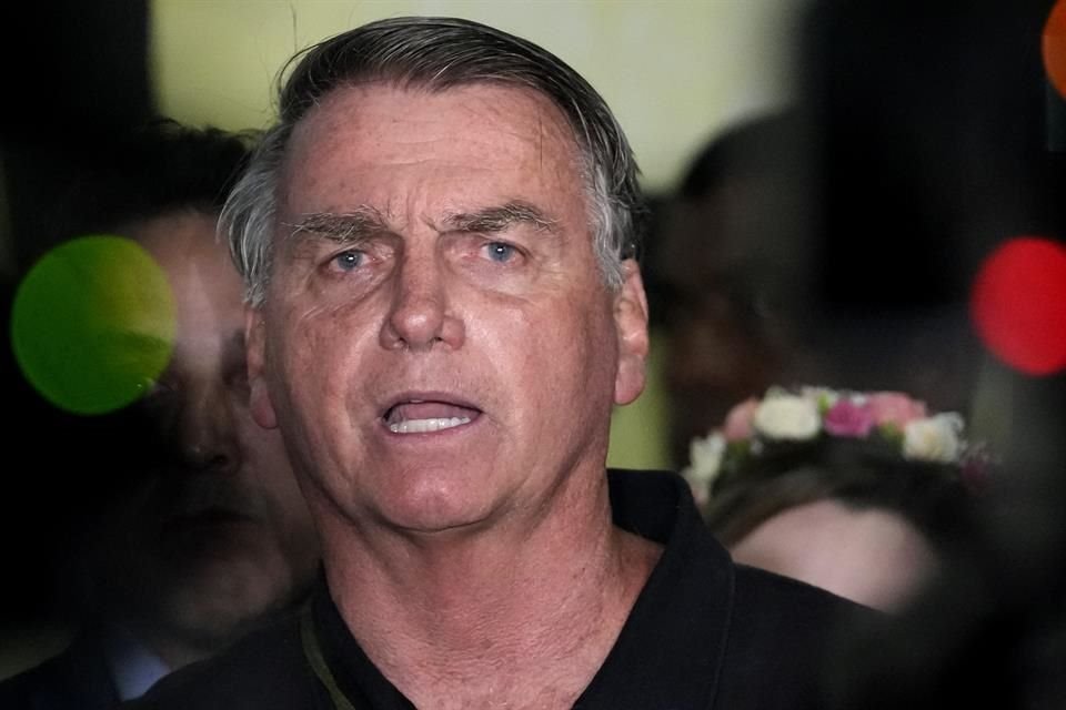 El ex Presidente Jair Bolsonaro habla con la prensa tras ser acusado formalmente por la Policía Federal de intentar dar un golpe de Estado.