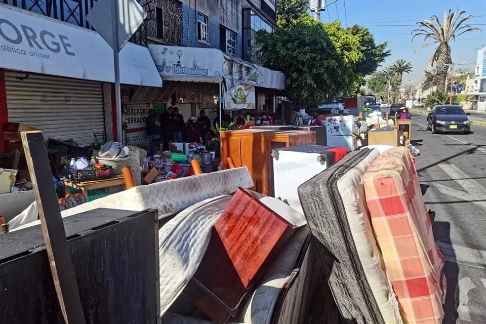 Muebles, colchones y pertenencias de quienes dejaron de pagar renta quedaron extendidos sobre Avenida Victoria Oriente, casi al cruce con Eduardo Molina, en la Colonia Faja de Oro.