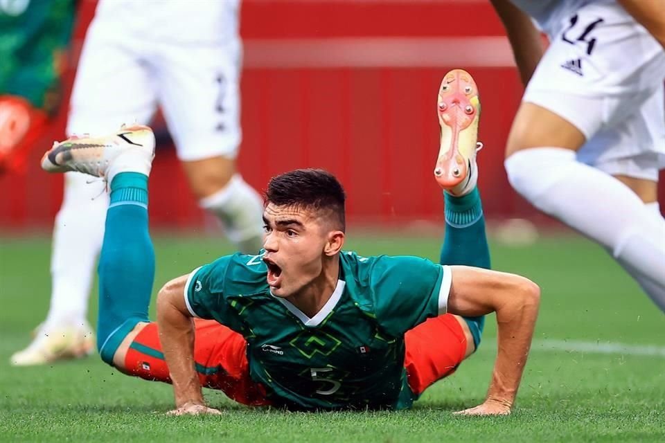 El central Johan Vásquez terminó en el suelo tras su remate a gol para el 2-0.