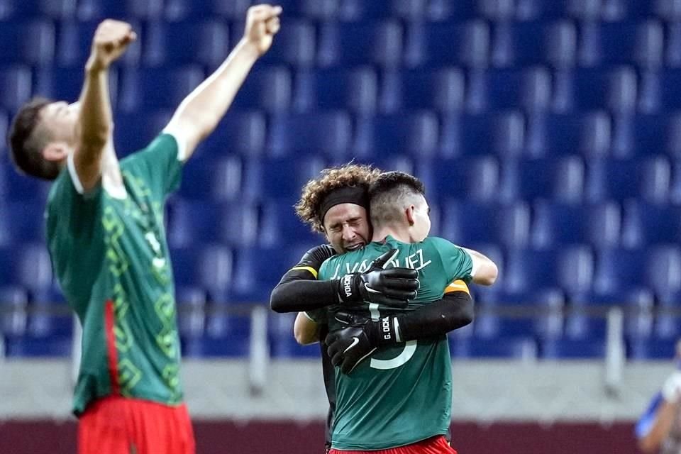 El abrazo de Guillermo Ochoa con Johan Vásquez tras el triunfo, mientras César Montes, en primer plano, alza los brazos.