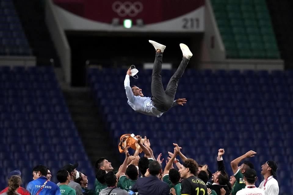 Los jugadores lanzaron por los aires a Jaime Lozano, quien dejó de ser el DT del representativo.