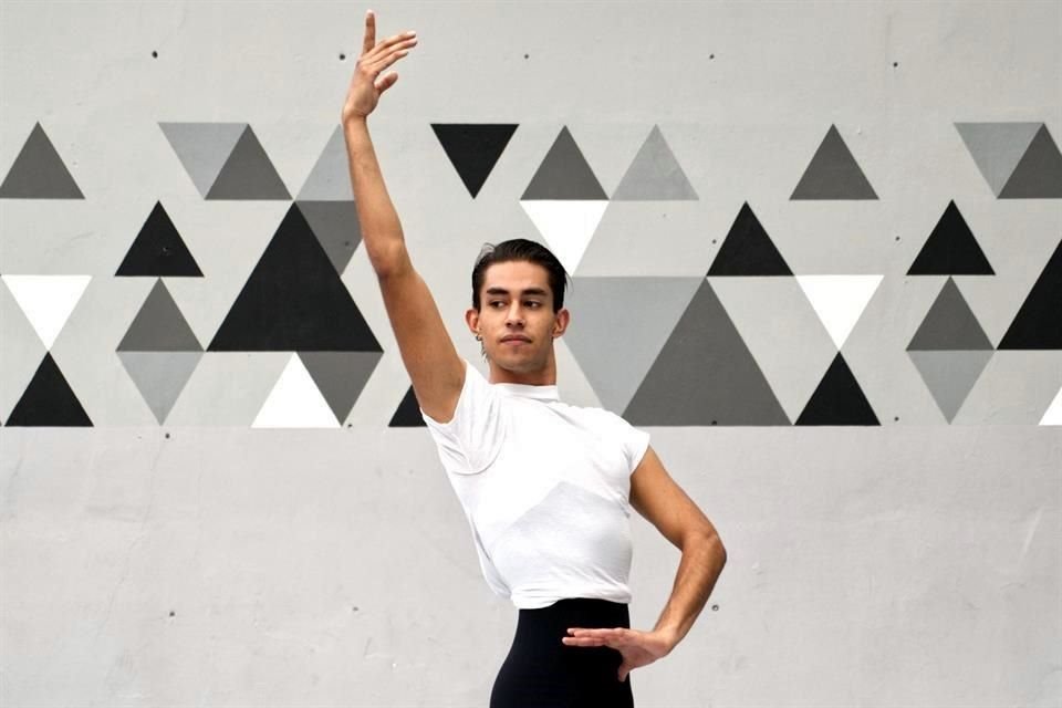 Sebastián Aguiñaga es el único latinoamericano entre 15 finalistas de la Margot Fonteyn International Ballet Competition 2021, de la Royal Academy of Dance del Reino Unido.