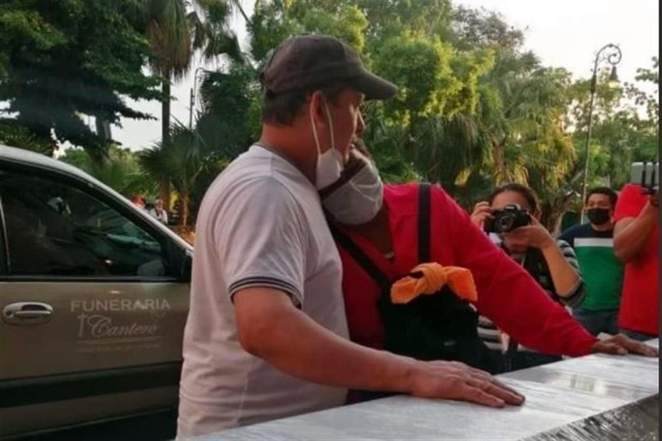 Con todo y el ataúd, María y su otro hijo protestaron frente al Palacio de Gobierno para exigir justicia.