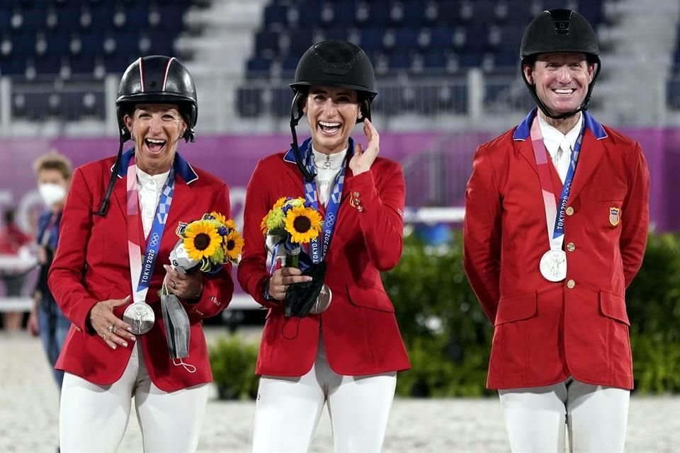 Jessica Springsteen (centro), hija de 'El Jefe', se llevó una medalla de plata en la final de salto ecuestre por equipos en los Juegos Olímpicos de Tokio.