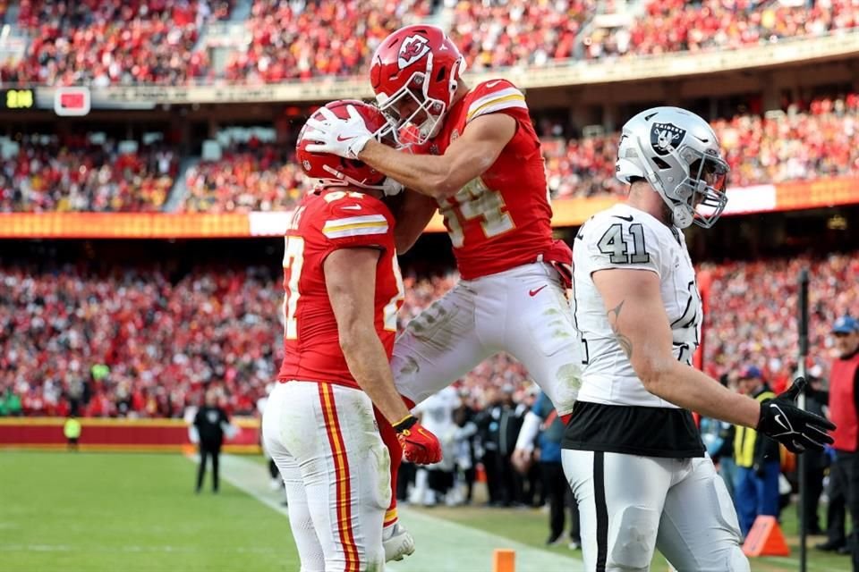 Justin Watson celebra con Travis Kelce después de una anotación.