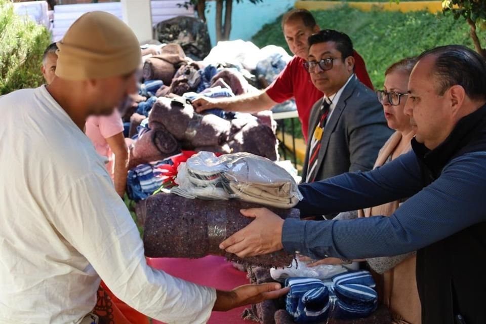 Esto benefició a 275 internos quienes recibieron un paquete con playera, sudadera, pantalón, calcetines, dos cobijas y una colchoneta, además de un par de tenis.