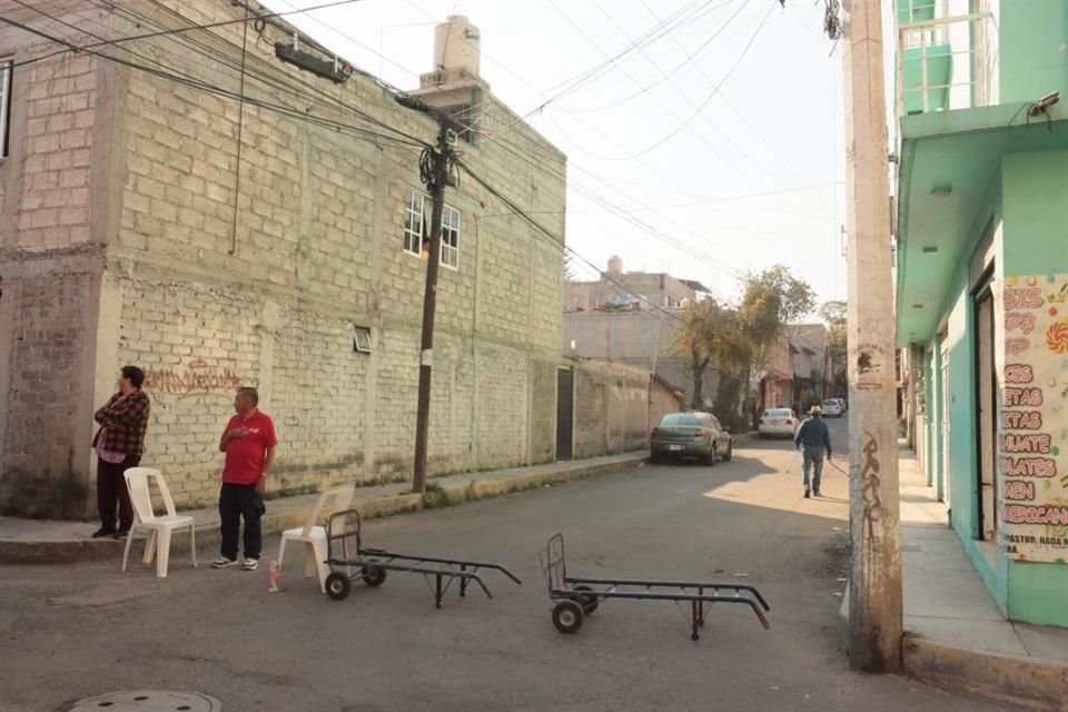 Los vecinos comentaron que el menor de edad trabajaba como ayudante de la pipa y que cayó de la misma, sobre la Calle San Agustín de las Cuevas. 