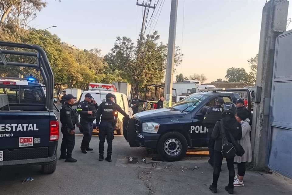 Fueron los vecinos quienes reportaron olor putrefacto en la esquina de la Avenida Prolongación Hidalgo y la Calle Juan de la Barrera, Colonia Olivos II. 