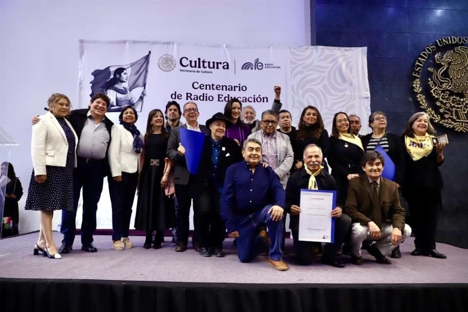 Autoridades y representantes de los trabajadores de Radio Educación celebraron en Los Pinos los 100 años de la emisora.