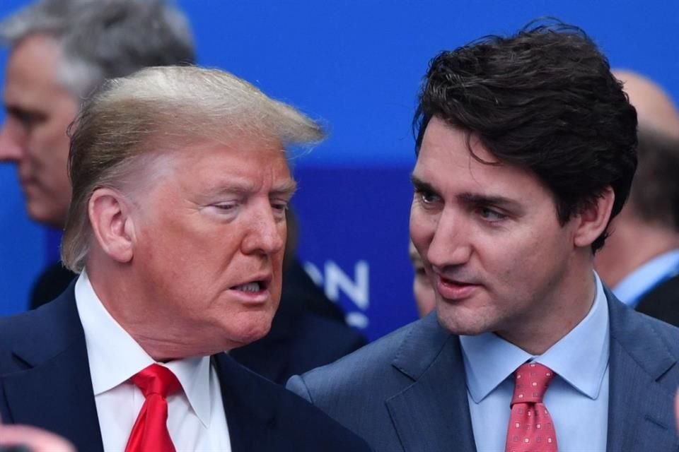 Donald Trump habla con Trudeau durante una cumbre de la OTAN en 2019.