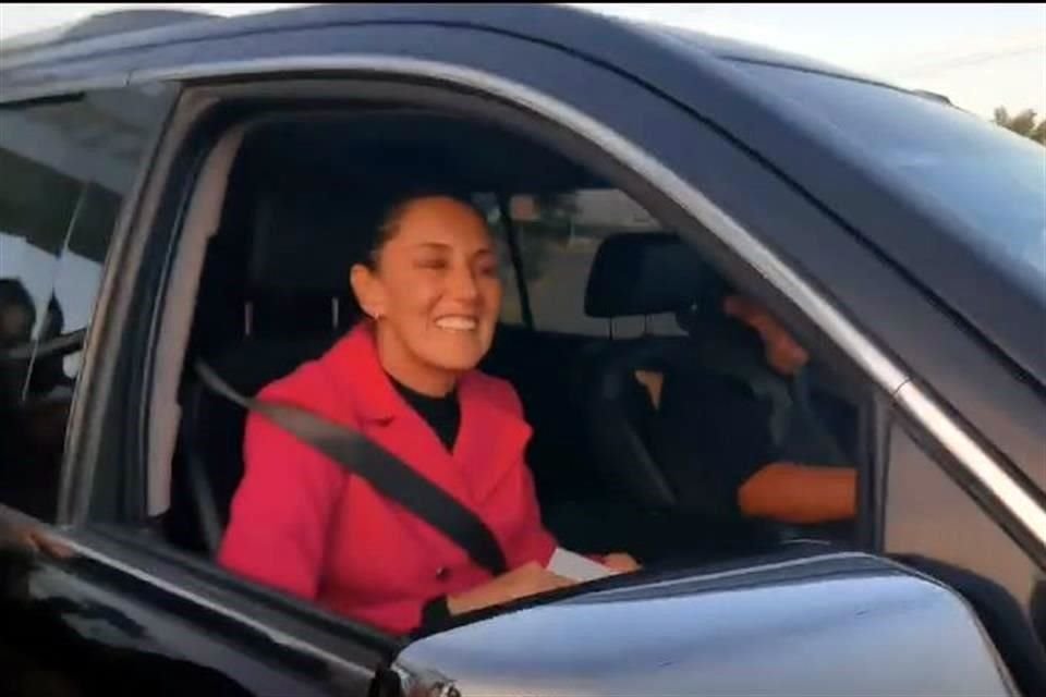 La Presidenta Claudia Sheinbaum se dirige por carretera hacia NL, tras gira por Coahuila.