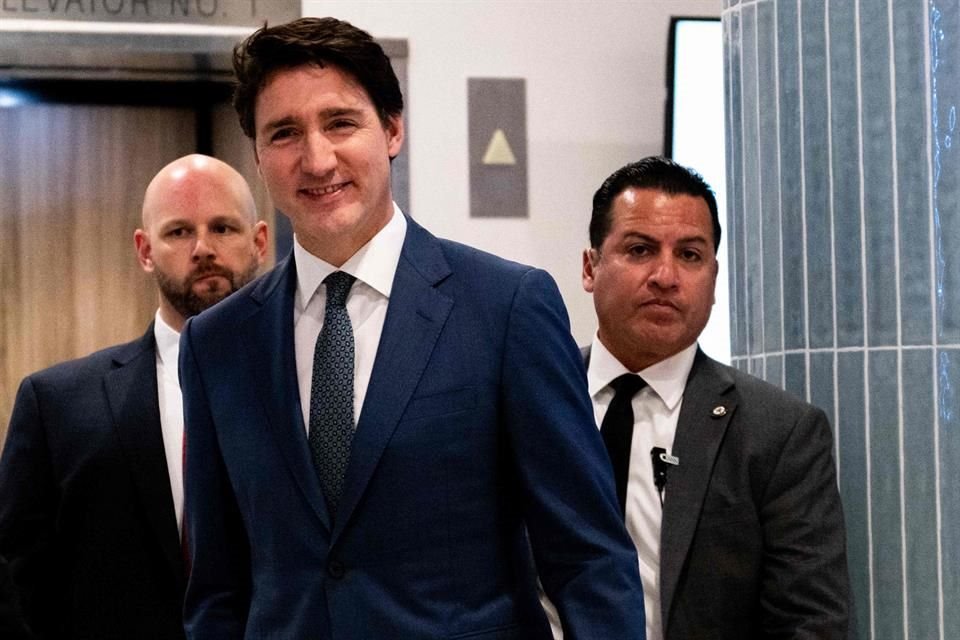 El Primer Ministro de Canadá, Justin Trudeau, sale del Delta Hotels by Marriott en West Palm Beach.