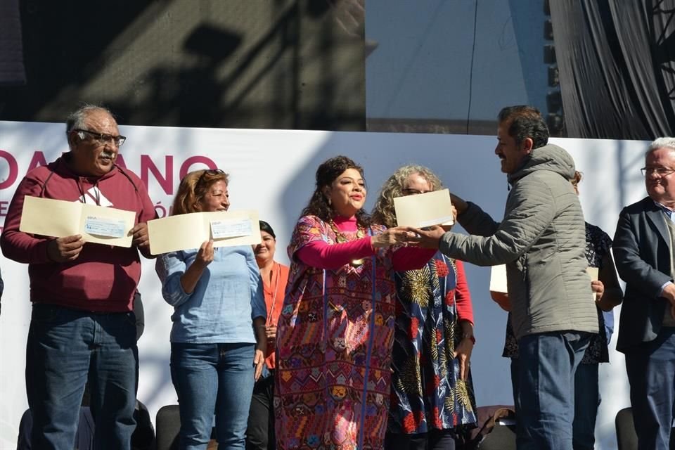 La Jefa de Gobierno, Clara Brugada, arrancó con la entrega del programa en la explanada de Zócalo. 