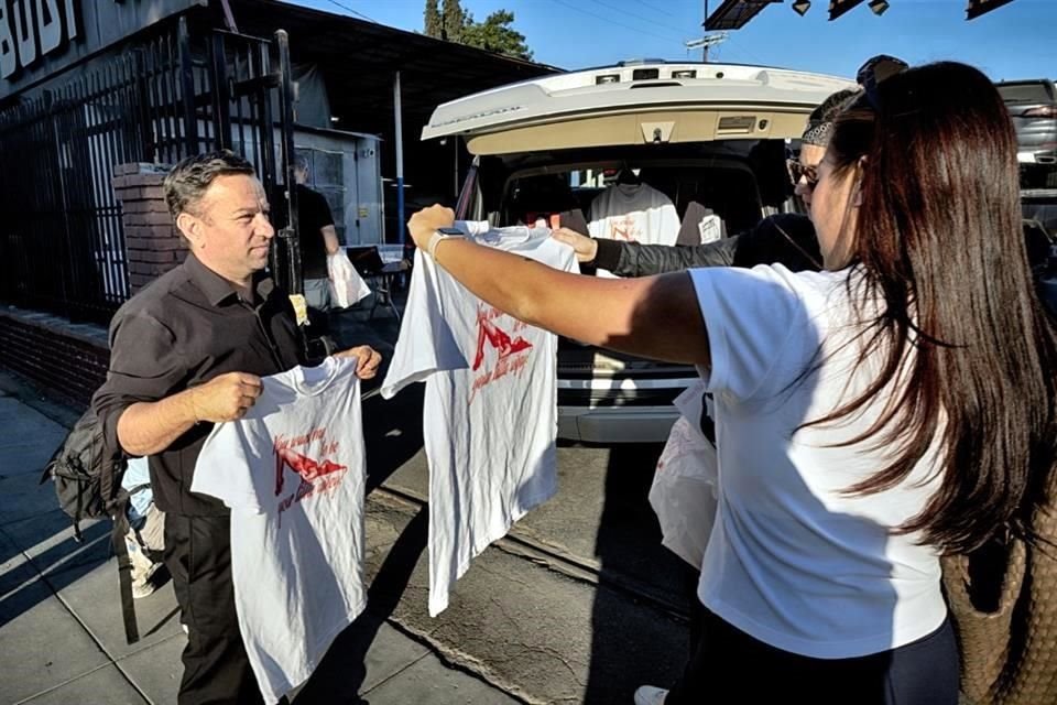 Un fan mide camisetas durante un evento emergente de productos de la película 'Anora'.