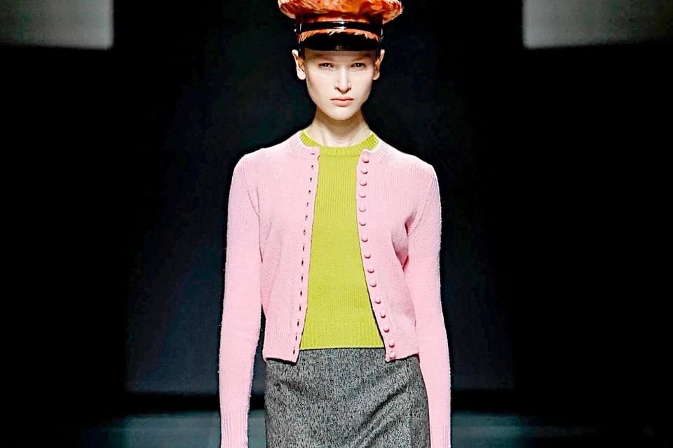 Paralelamente, los atuendos de Prada cuentan con cierto sentido de combinación de colores vívidos.