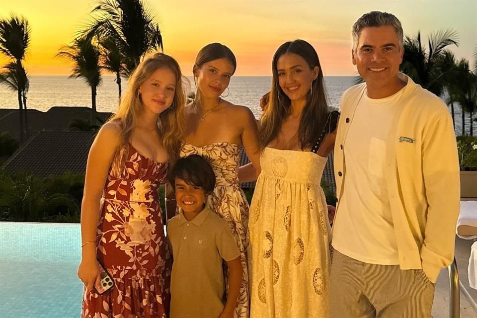 Jessica Alba celebró el Día de Acción de Gracias en Puerto Vallarta con su familia, disfrutando del sol y un relajante día en la playa.