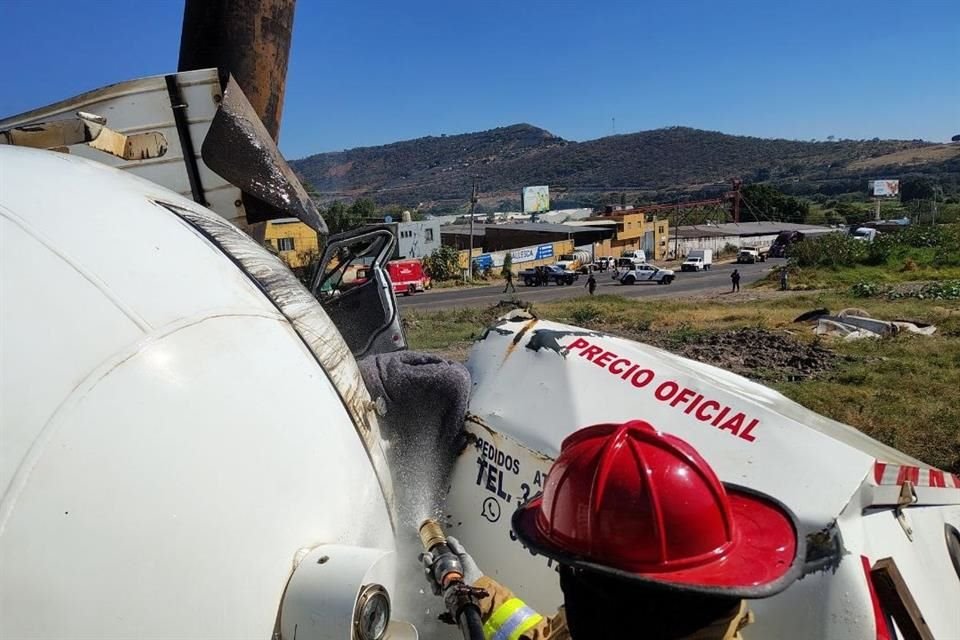 Personal de la Unidad Estatal de Protección Civil, así como bomberos del Municipio trabajaron juntos en las labores de rescate.