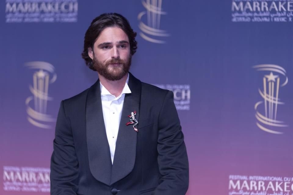 El actor Jacob Elordi sorprendió con un nuevo look en el Festival de Cine de Marrakech, luciendo barba espesa y cabello largo.