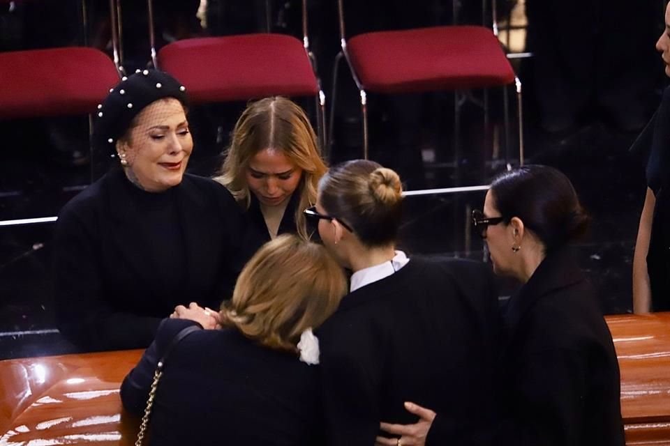 Entre lágrimas, abrazos y dedicatorias, la familia de Silvia Pinal da último adiós a la última gran diva de México.