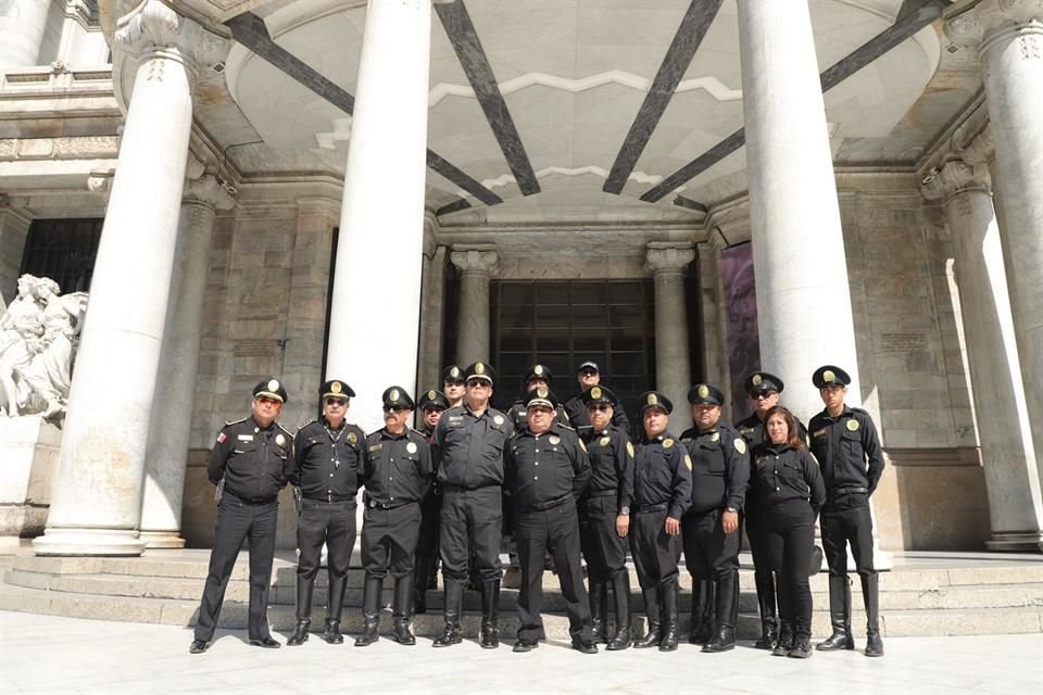 Varios elementos policiales estuvieron a cargo de la seguridad en el Palacio de Bellas Artes.