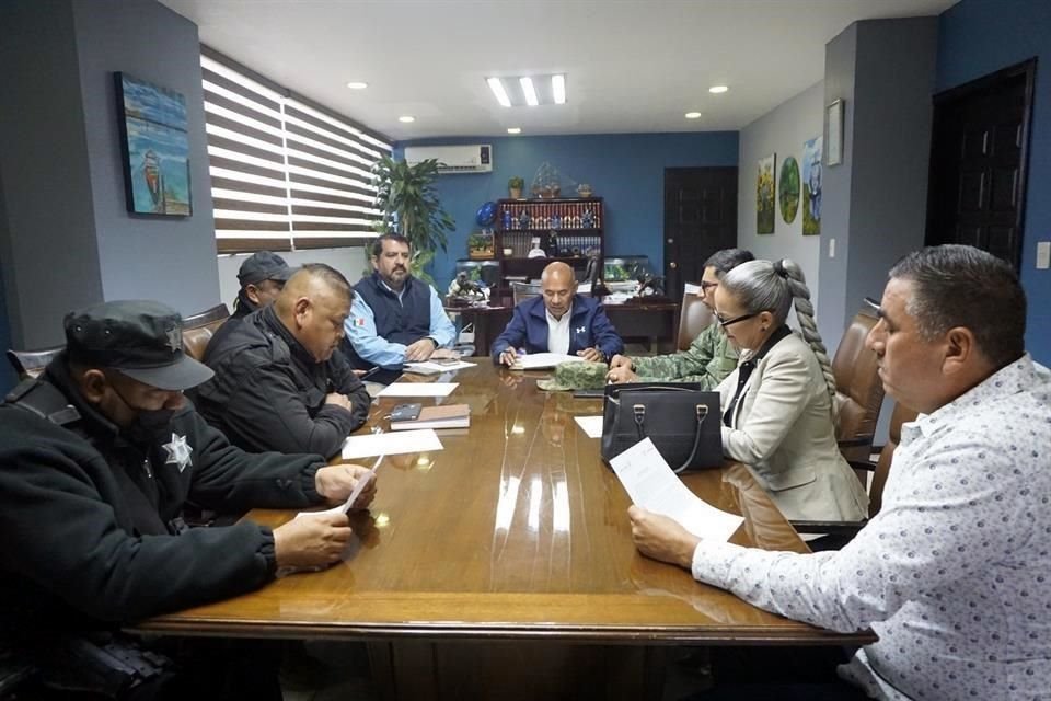 Ramiro Cortez (centro) lanzó el llamado de mayor vigilancia en la frontera chica al presidir la reunión de la Mesa de Seguridad en el municipio.