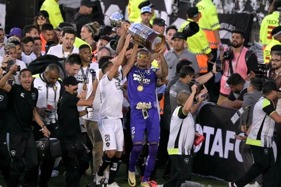 Botafogo enterró a sus fantasmas en el Estadio Monumental y se coronó campeón de Libertadores por primera vez en su historia.