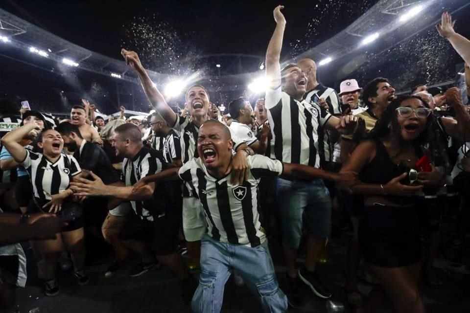 Los aficionados del Botafogo que no realizaron el viaje a Argentina festejaron eufóricos el título de Copa Libertadores.