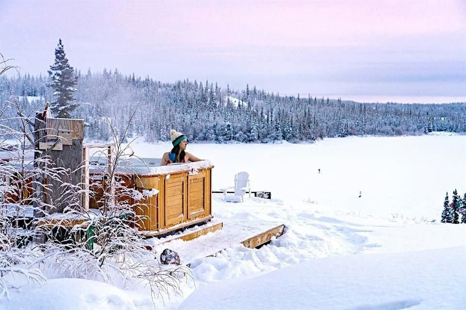 Goza de un 'hot tub'.