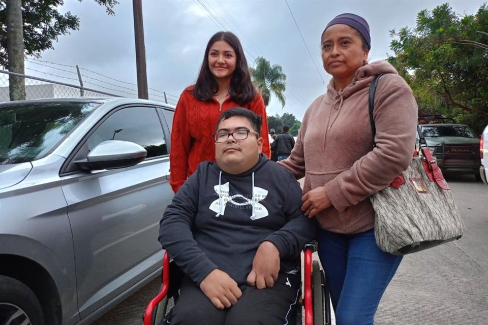 En su despedida, Sheinbaum se bajó de su camioneta para saludar al joven Francisco Subías, de 27 años, quien necesita de un urólogo y otros especialistas para su atención, incluso de epilepsia.